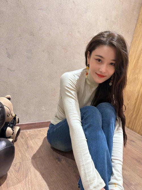 张馨予牛仔裤照片,时尚与率性的完美融合