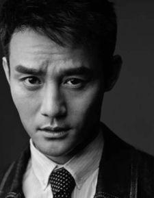 王凯光头照片,演绎全新形象