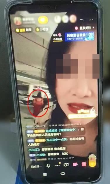 红衣霸气女主播,霸气演绎网络直播新篇章